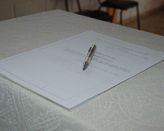 certidão negativa fepam assinada sobre uma mesa
