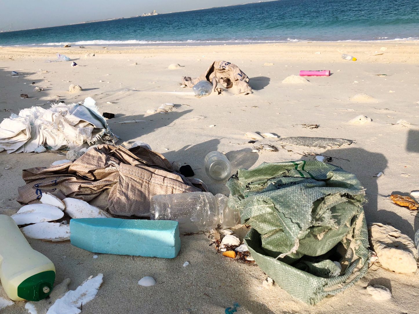 gestão de resíduos ineficiente com plásticos atingindo o oceano