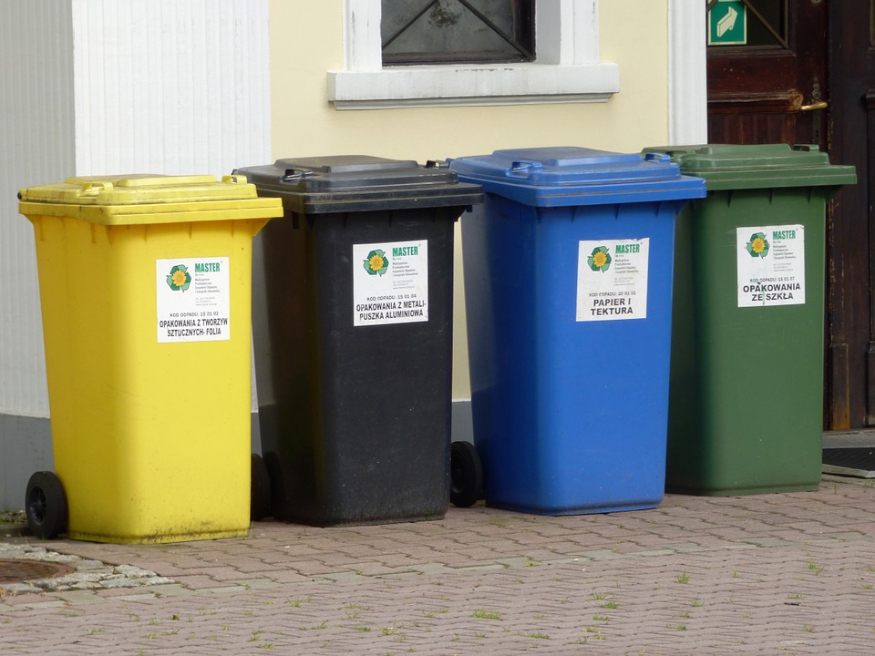 Qual a relação entre coleta seletiva de resíduos e a reciclagem?