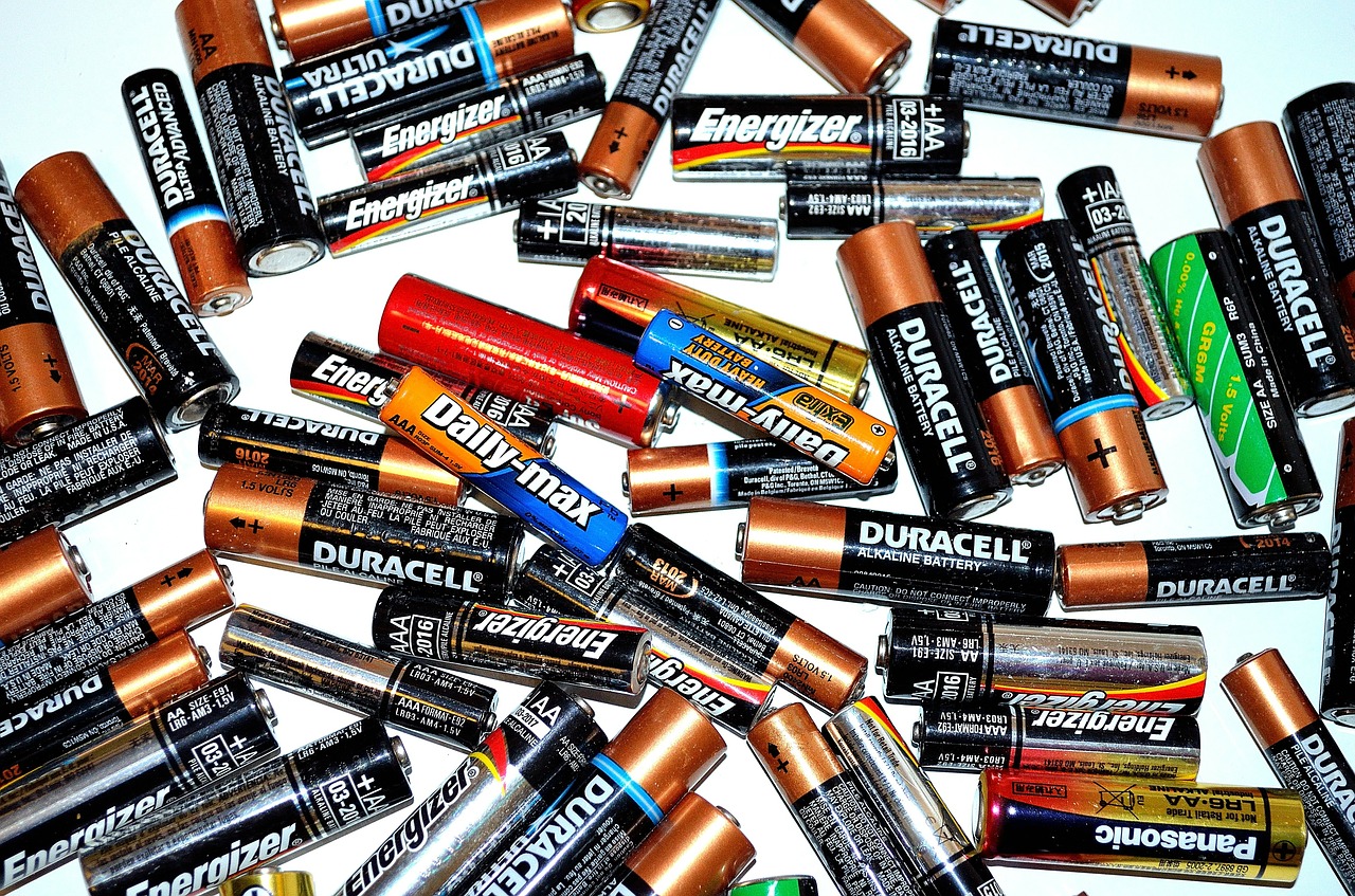 Quais cuidados para tratar pilhas e baterias sua empresa deve ter?