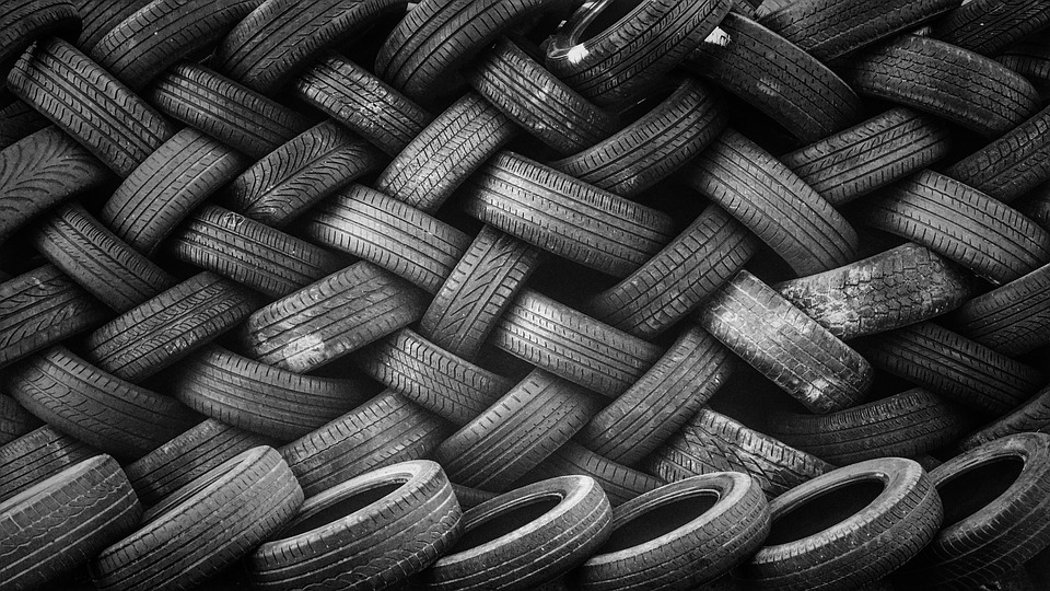 Como realizar e lucrar com a reciclagem de pneu velho?